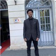 Étudiant en droit pour des cours d'histoire, de français et de sciences économiques et sociales
